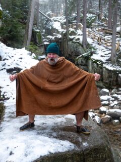 🌍 La realidad del hielo hoy ❄️

Ya es conocido que Wim Hof cambió para siempre nuestra percepción del cuerpo humano, logrando hazañas que desafiaron la ciencia y encendieron un movimiento global de bienestar y resiliencia.
Su práctica voluntaria, sus récords y su historia inspiraron a millones… y también dieron origen a una industria completa de baños de hielo, respiración y exposición al frío.

Hoy, en casi todas las ciudades del mundo, hay talleres, respiraciones guiadas, y “baños de hielo” cada fin de semana.
Y aunque esto refleja el poder transformador de esta práctica, también muestra una realidad compleja:
🔹 Lo que tomó más de 30 años en construirse, con ciencia, experiencia y dedicación, hoy se replica en pocos meses.
🔹 Muchos enseñan sin la formación, la ética o el respeto al método original, solo por seguir una tendencia o evitar la inversión que implica certificarse con el maestro.

La expansión tiene dos caras: por un lado, una humanidad más consciente del cuerpo, el frío y la respiración; por otro, una banalización de un camino profundo que no se aprende solo en un taller, sino en el compromiso diario con el proceso.

El verdadero método no es solo hielo ni hiperventilar.
Es presencia, ciencia y humildad.
Y eso no se improvisa.

Respira. Siente. Aprende.
Y honra siempre el origen. ❄️🫁🧠

#WimHofMethod #RespiraciónConsciente #FríoConPropósito #Bienestar #Resiliencia #MindBody