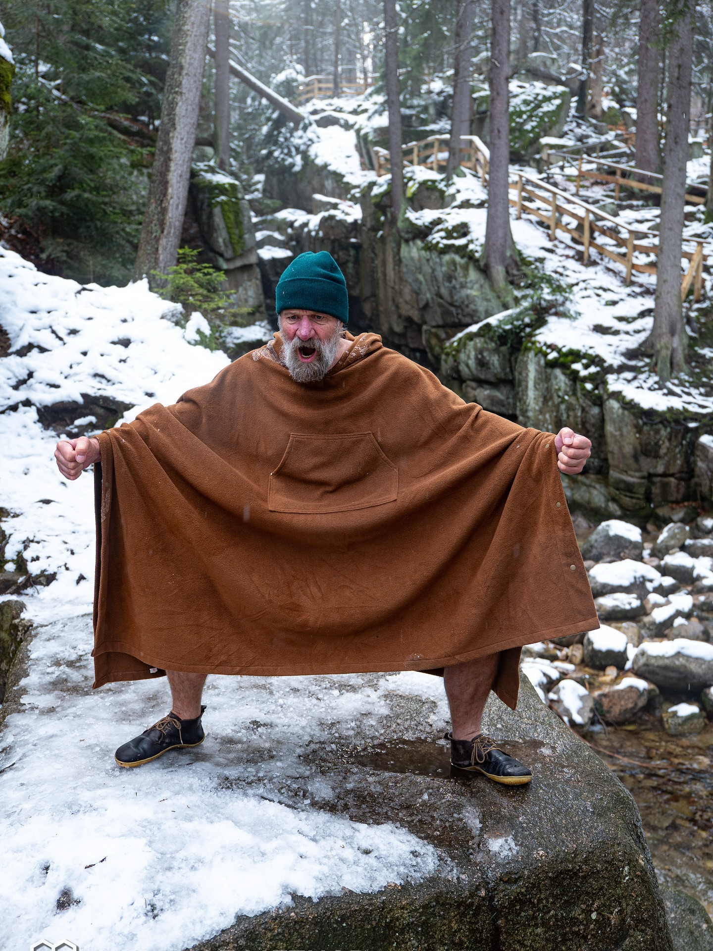 🌍 La realidad del hielo hoy ❄️

Ya es conocido que Wim Hof cambió para siempre nuestra percepción del cuerpo humano, logrando hazañas que desafiaron la ciencia y encendieron un movimiento global de bienestar y resiliencia.
Su práctica voluntaria, sus récords y su historia inspiraron a millones… y también dieron origen a una industria completa de baños de hielo, respiración y exposición al frío.

Hoy, en casi todas las ciudades del mundo, hay talleres, respiraciones guiadas, y “baños de hielo” cada fin de semana.
Y aunque esto refleja el poder transformador de esta práctica, también muestra una realidad compleja:
🔹 Lo que tomó más de 30 años en construirse, con ciencia, experiencia y dedicación, hoy se replica en pocos meses.
🔹 Muchos enseñan sin la formación, la ética o el respeto al método original, solo por seguir una tendencia o evitar la inversión que implica certificarse con el maestro.

La expansión tiene dos caras: por un lado, una humanidad más consciente del cuerpo, el frío y la respiración; por otro, una banalización de un camino profundo que no se aprende solo en un taller, sino en el compromiso diario con el proceso.

El verdadero método no es solo hielo ni hiperventilar.
Es presencia, ciencia y humildad.
Y eso no se improvisa.

Respira. Siente. Aprende.
Y honra siempre el origen. ❄️🫁🧠

#WimHofMethod #RespiraciónConsciente #FríoConPropósito #Bienestar #Resiliencia #MindBody